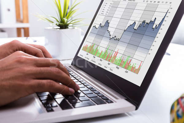 Mercato azionario mediatore grafico laptop primo piano mano Foto d'archivio © AndreyPopov