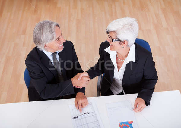 Vue affaires handshake face deux souriant Photo stock © AndreyPopov