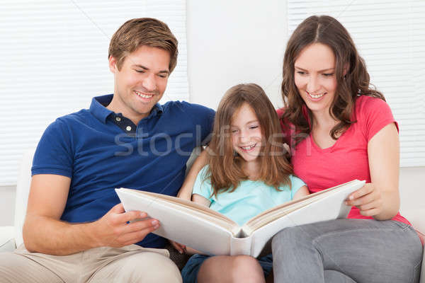 Sonriendo familia mirando relajante sofá Foto stock © AndreyPopov