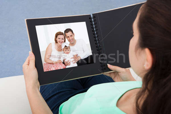 Foto stock: Mulher · olhando · sessão · sofá · retrato · de · família