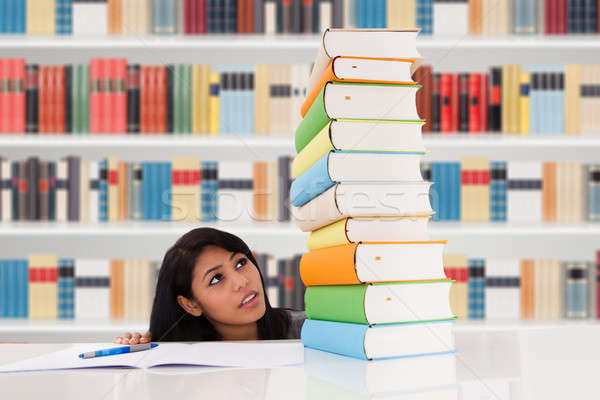 Frau schauen Pfund schockiert Bibliothek Stock foto © AndreyPopov