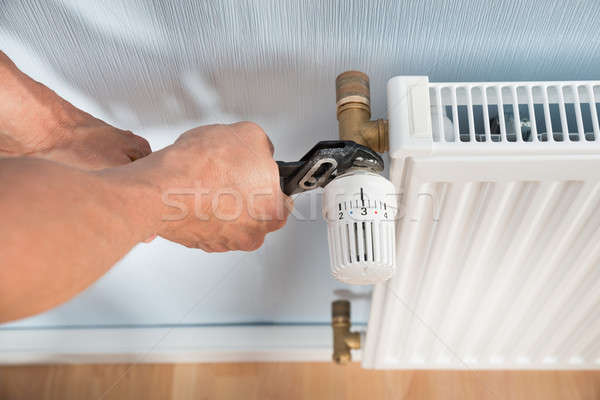 Stockfoto: Loodgieter · radiator · sleutel · mannelijke