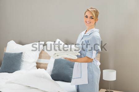 Travailleur oreillers heureux Homme chambre d'hôtel [[stock_photo]] © AndreyPopov