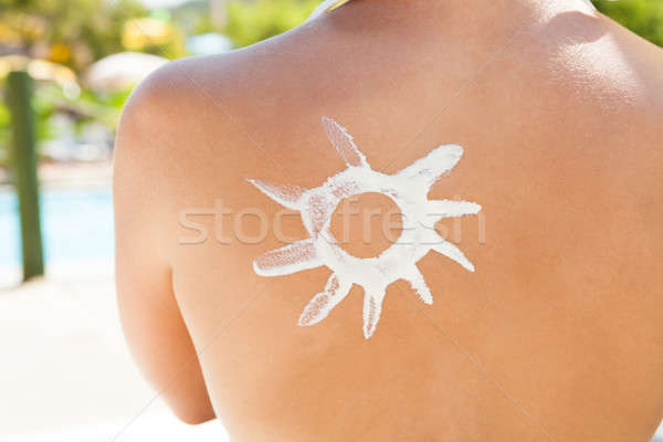 Femeie soare piele bronzata de soare lotiune înapoi Imagine de stoc © AndreyPopov