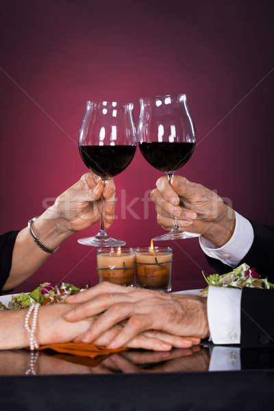 酒杯 晚餐 / close-up of senior couple hand toasting wine