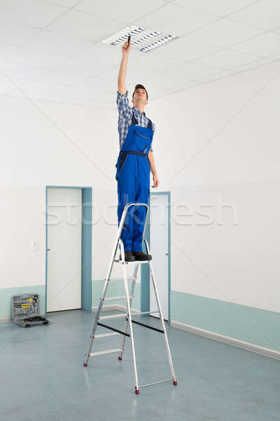 Stock fotó: Villanyszerelő · installál · plafon · fény · férfi · padló