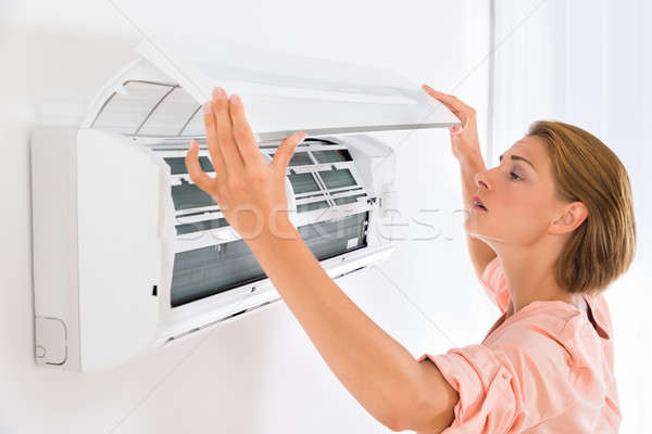 Stockfoto: Vrouw · opening · airconditioner · jonge · mooie · vrouw · home
