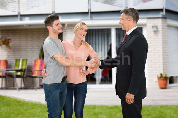 Corretor de imóveis aperto de mãos casal maduro casa Foto stock © AndreyPopov