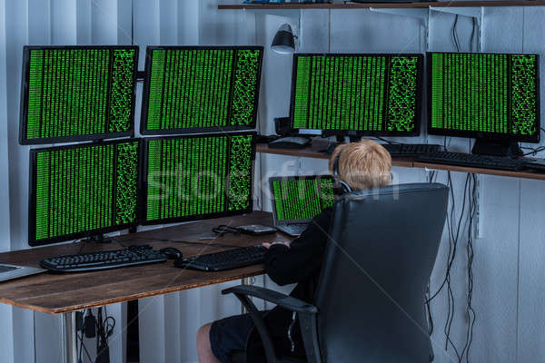 Copil multiplu Calculatoare cod binar ecran calculator Imagine de stoc © AndreyPopov