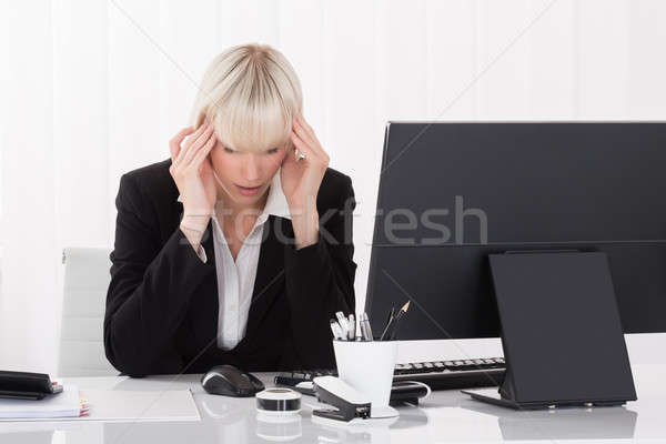 Mujer de negocios sufrimiento dolor de cabeza jóvenes oficina ordenador Foto stock © AndreyPopov