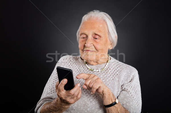 Altos mujer gris mano teléfono Foto stock © AndreyPopov