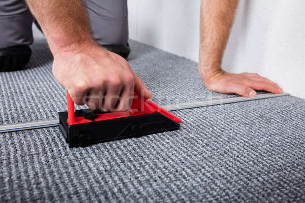 [[stock_photo]]: Mains · tapis · étage · maison