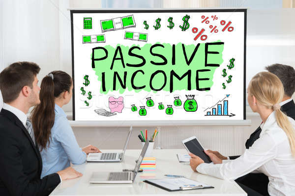 Pasiv venituri prezentare grup de oameni vizionarea calculator Imagine de stoc © AndreyPopov