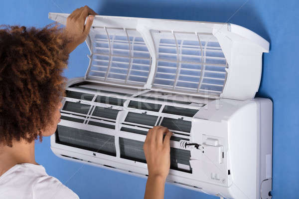 [[stock_photo]]: Femme · climatiseur · maison · jeune · femme · travaux