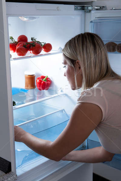 Сток-фото: женщину · поиск · холодильнике · глядя · что-то