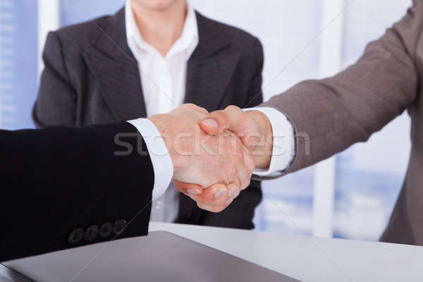 ビジネスマン 握手 オフィス 画像 女性 同僚 ストックフォト © AndreyPopov