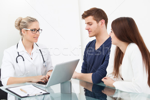 [[stock_photo]]: Médecin · couple · bureau · clinique · Homme · utilisant · un · ordinateur · portable