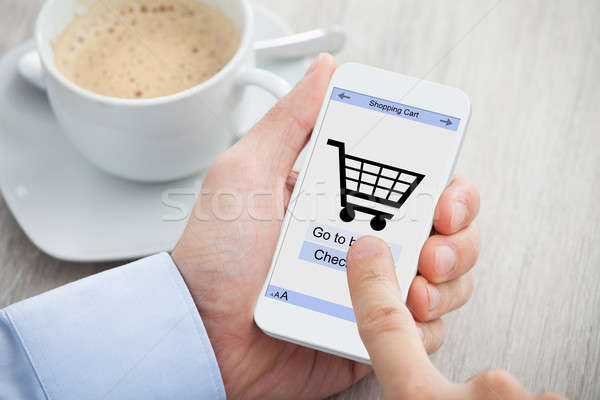 Mâini cumpărături on-line smartphone birou Imagine de stoc © AndreyPopov