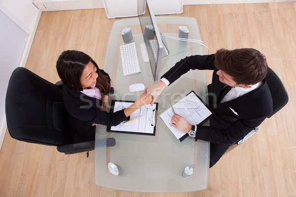 üzletemberek kézfogás asztal magasról fotózva kilátás iroda Stock fotó © AndreyPopov