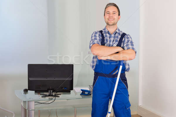 [[stock_photo]]: Homme · concierge · portrait · heureux · maison · sourire