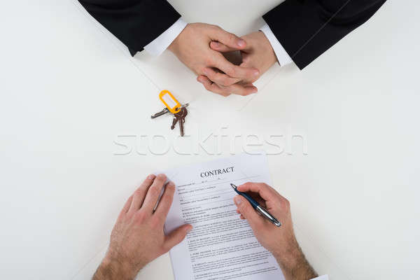 不動産業者 顧客 署名 契約 デスク 直接に ストックフォト © AndreyPopov