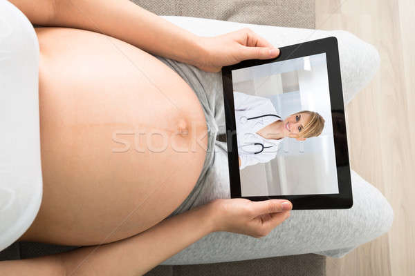 Donna incinta medico primo piano laptop casa mano Foto d'archivio © AndreyPopov