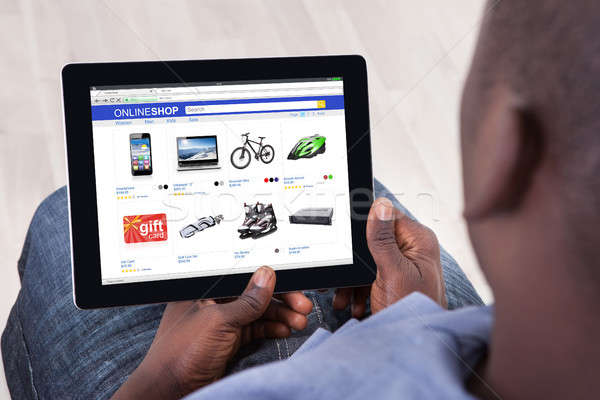 Africano homem compras on-line digital comprimido Foto stock © AndreyPopov