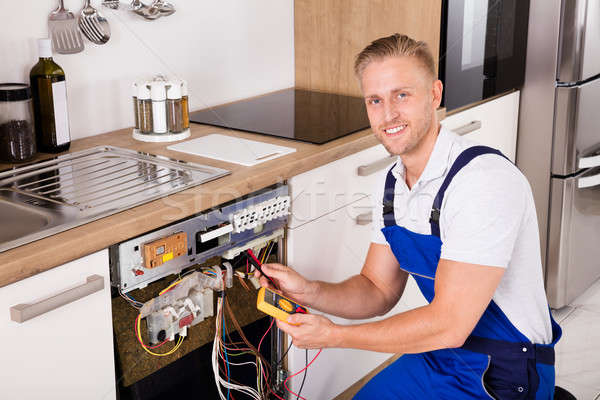 молодые мужчины техник посудомоечная машина счастливым цифровой Сток-фото © AndreyPopov