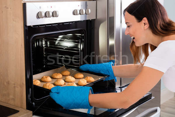 Stockfoto: Vrouw · dienblad · cookies · oven · jonge · gelukkig