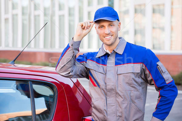 Foto stock: Retrato · feliz · homem · moço · em · pé · carro