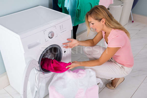 Stok fotoğraf: Kadın · bakıyor · lekeli · bez · çamaşır · makinesi