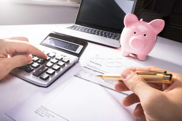 Strony rachunek Kalkulator skarbonka biurko biuro Zdjęcia stock © AndreyPopov