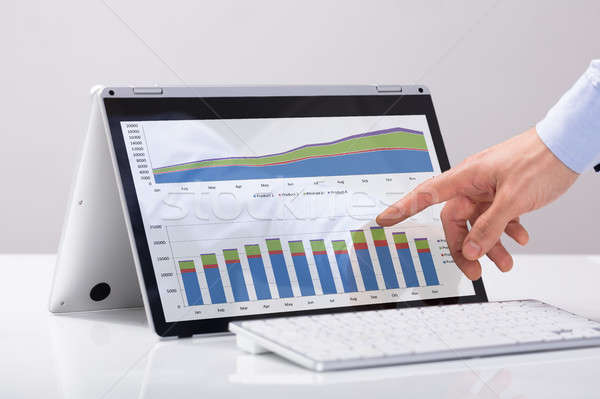 商人 指向 圖表 混合 筆記本電腦 屏幕 商業照片 © AndreyPopov