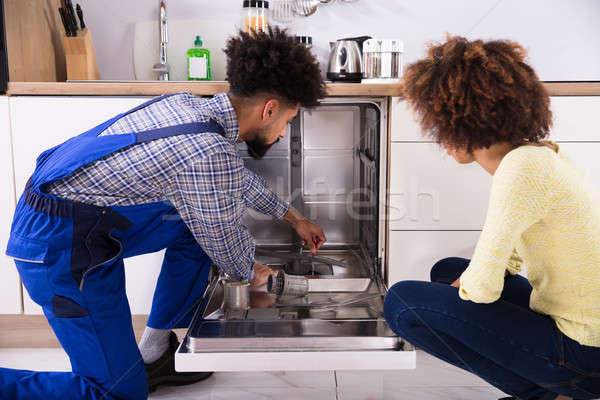 Foto stock: Lava-louças · cozinha · mulher · jovem · olhando