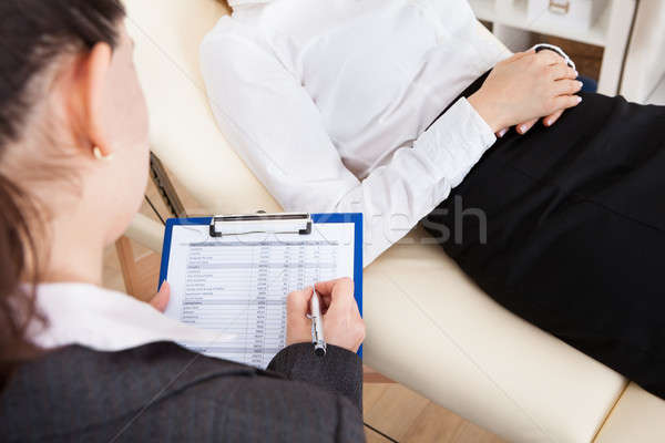 Psychiatra piśmie schowek młodych kobiet Zdjęcia stock © AndreyPopov