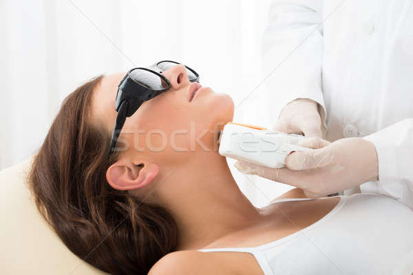 Foto stock: Mujer · láser · pelo · eliminación · cuello · primer · plano