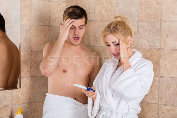 情侶 看 妊娠試驗 年輕 浴室 商業照片 © AndreyPopov