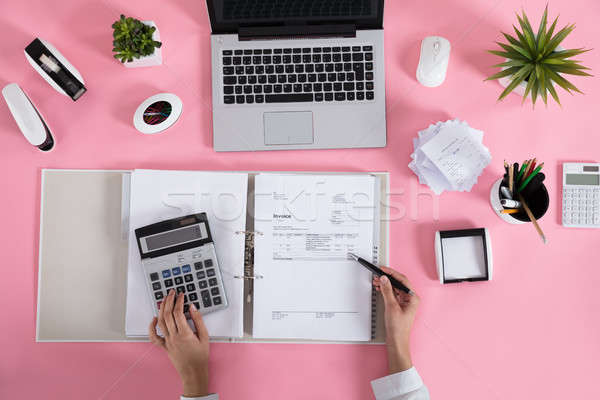 Stockfoto: Zakenvrouw · factuur · kantoor · calculator · roze