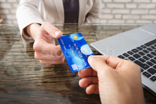 Pessoa cartão de débito empresária mão local de trabalho escritório Foto stock © AndreyPopov