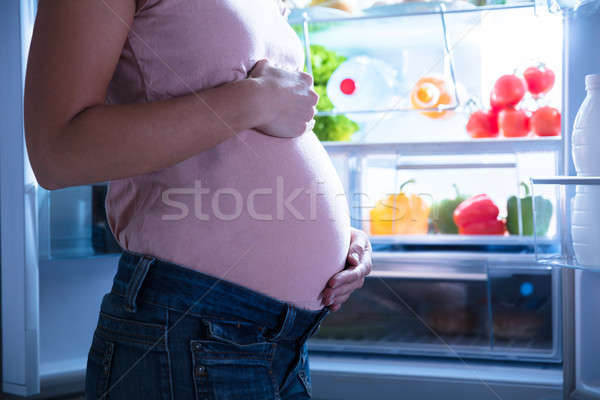 Femeie în picioare frigider femeie gravida complet Imagine de stoc © AndreyPopov