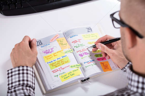 Hombre escrito importante notas diario primer plano Foto stock © AndreyPopov