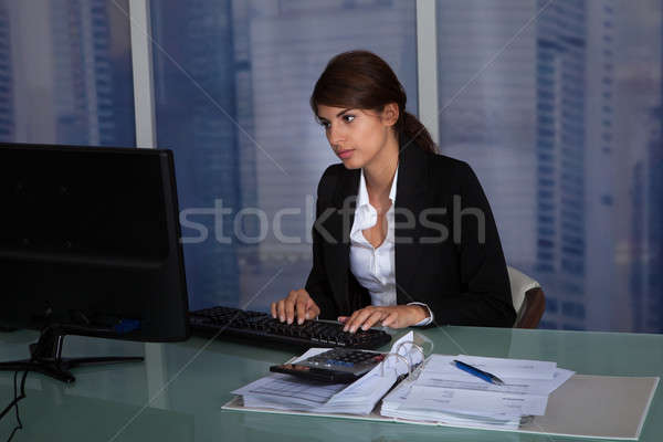 Geschäftsfrau arbeiten spät müde jungen Büro Stock foto © AndreyPopov