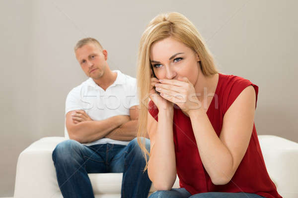 żona mówić telefonu komórkowego mąż sofa posiedzenia Zdjęcia stock © AndreyPopov