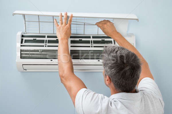 Mann Reinigung Klimaanlage Rückansicht Wand Service Stock foto © AndreyPopov