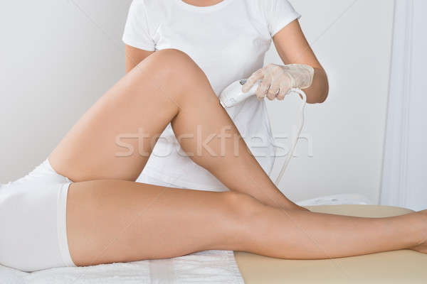 Femeie cu laser tratament coapsa Imagine de stoc © AndreyPopov