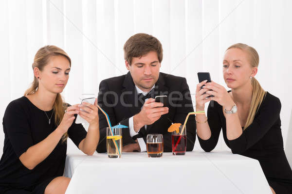 Stockfoto: Vrienden · mobiele · telefoons · restaurant · glas · cocktails · tabel