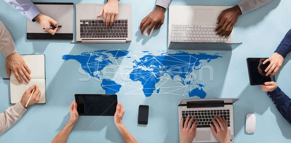 Geschäftsleute Team arbeiten elektronischen Geräte global Stock foto © AndreyPopov