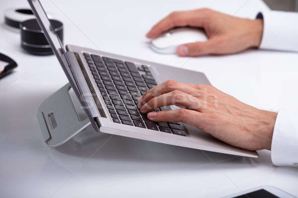 üzletember gépel laptop numerikus billentyűzet közelkép kéz Stock fotó © AndreyPopov