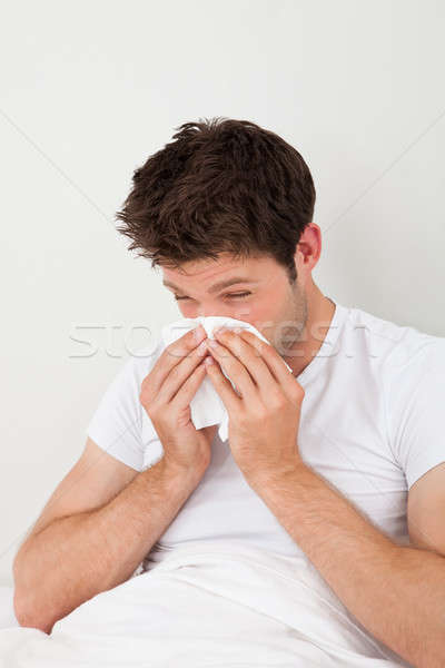 Om tânăr suflat nasul alb hârtie Imagine de stoc © AndreyPopov