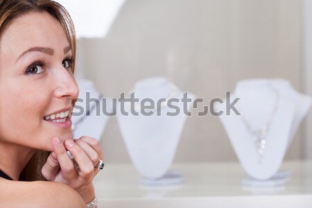 Foto stock: Mulher · jovem · olhando · colar · retrato · mulher · pedra